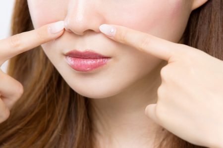 いちご鼻は、鼻の毛穴詰まりや黒ずみが原因です