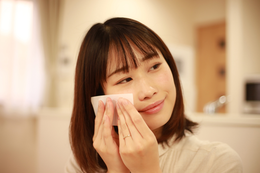 お肌のテカリの原因、皮脂は洗顔で改善できる？