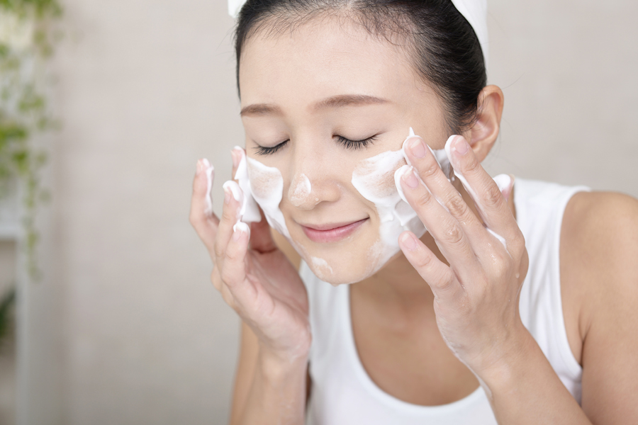 2.脂性肌や混合肌で過度に肌が乾燥していない場合には、しっかり洗顔を