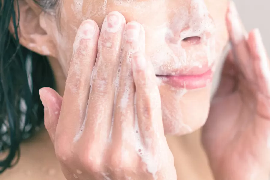 顔のカサカサ つっぱりを生む乾燥肌の原因は 今すぐできる簡単スキンケアを公開 あしたの美肌 専門家による美容コラム