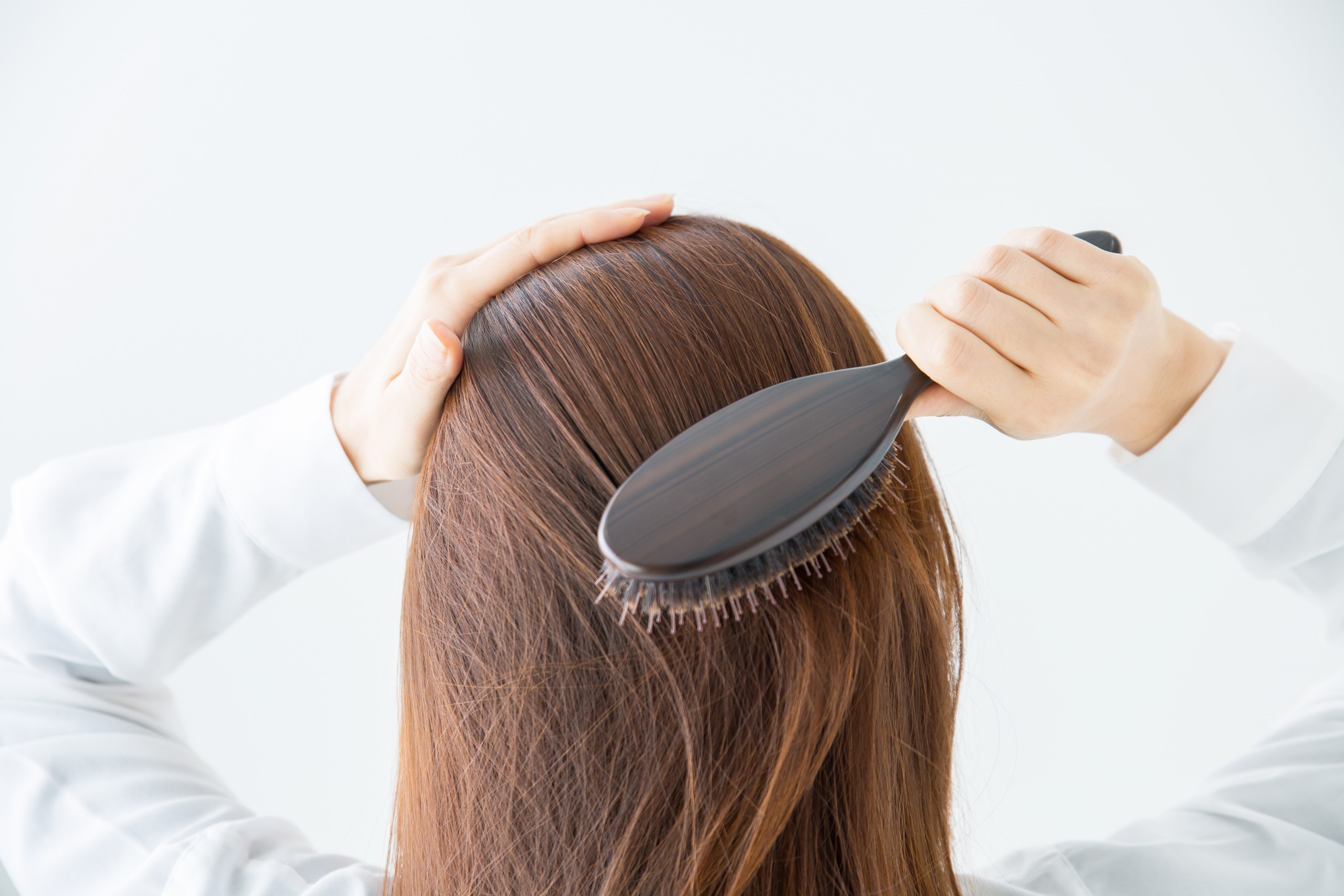 髪の静電気はブラッシングや摩擦で起こる