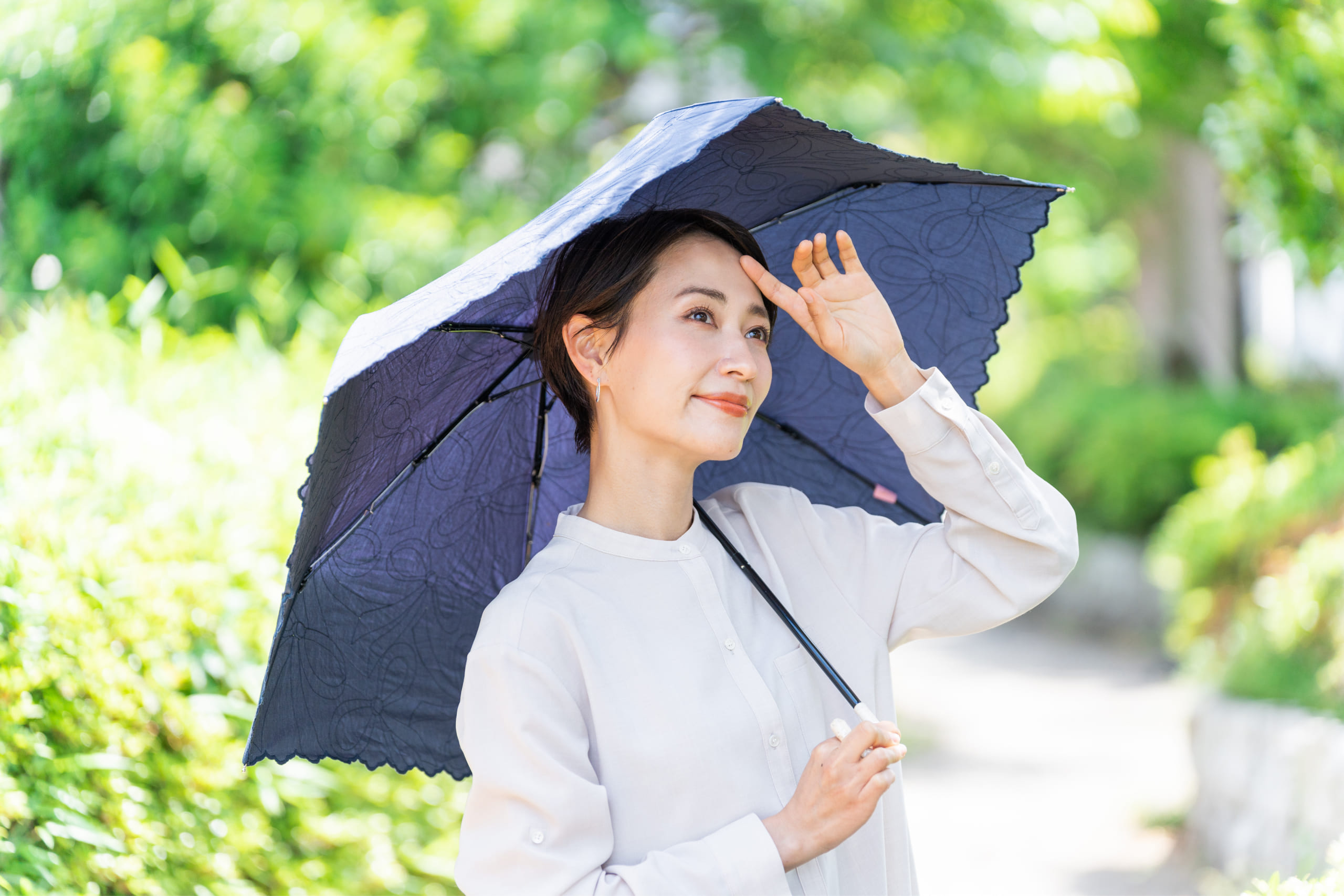 日傘をさす女性（AdobeStock_504311226）